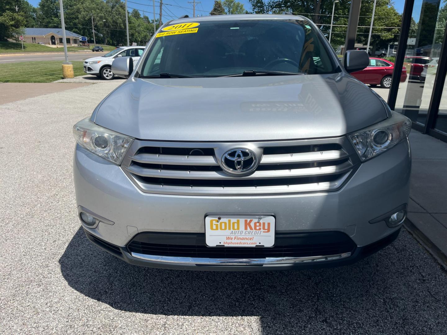 2011 Classic Silver Metallic Toyota Highlander Base 2WD V6 (5TDZK3EH5BS) with an 3.5L V6 DOHC 24V engine, 5-Speed Automatic transmission, located at 1633 W Kimberly, Davenport, IA, 52806, (563) 323-5341, 41.559456, -90.598732 - Photo#1